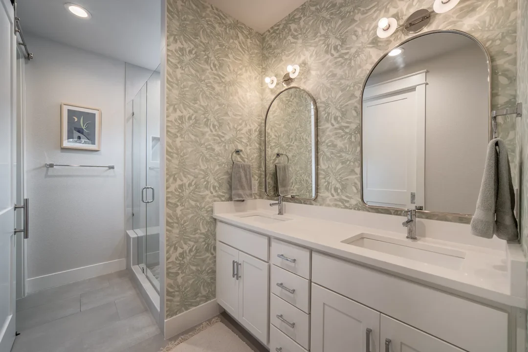 Study suite bathroom