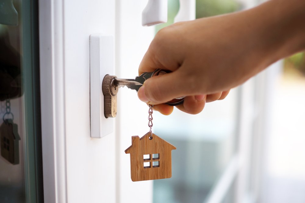 Home buyer tips: keys unlocking door before closing