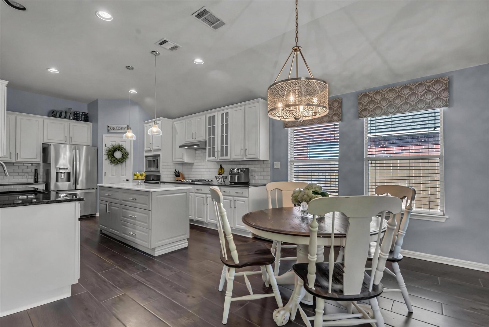 Eat-In Dining at 13817 Glen Mark Dr