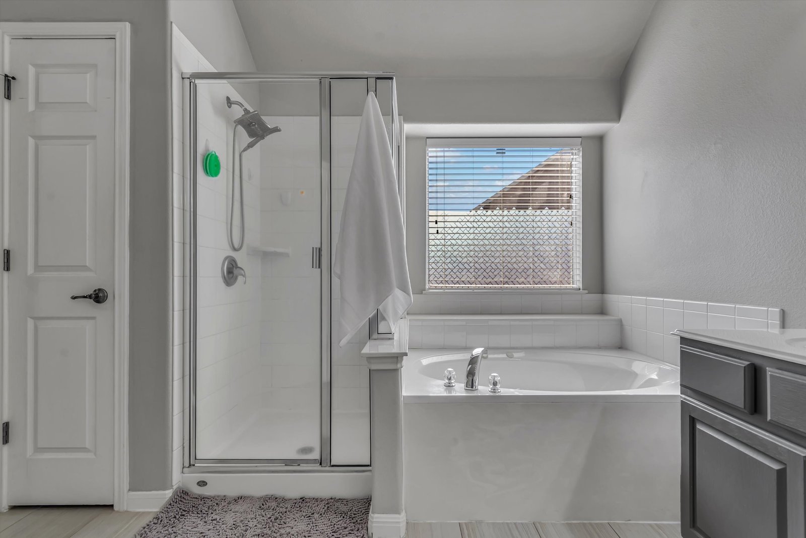 Walk-In Shower at 13817 Glen Mark Dr