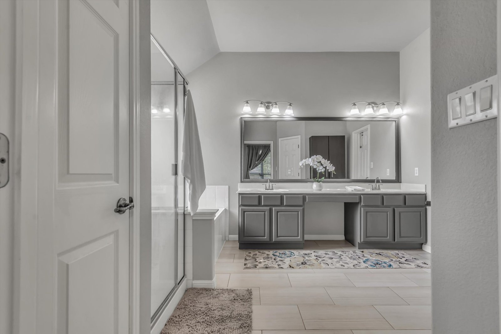 Primary Bath at 13817 Glen Mark Dr